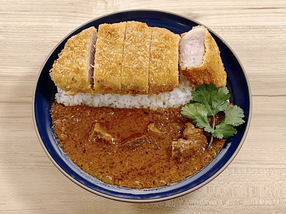 【名物】三元豚ロースの分厚いカツカレー（ウルトラマトンコルマカレーソース）