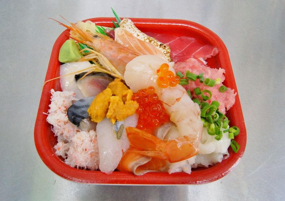 大漁丼(中身は日によって変わります)（970円）