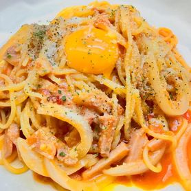 ベーコンと玉ねぎの辛味トマトソース　スパゲッティ　卵黄のせ