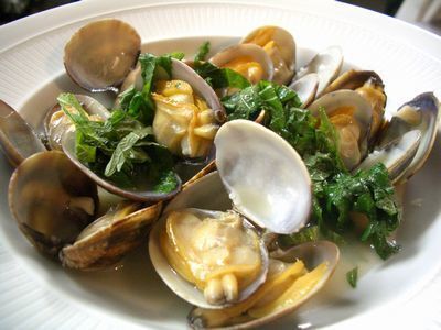 市場直送！たっぷり貝のワイン蒸し