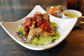 自家製唐揚げ丼　季節野菜のトマトソース