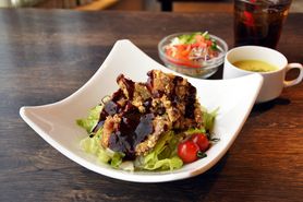 自家製唐揚げ丼　濃厚デミグラスソース