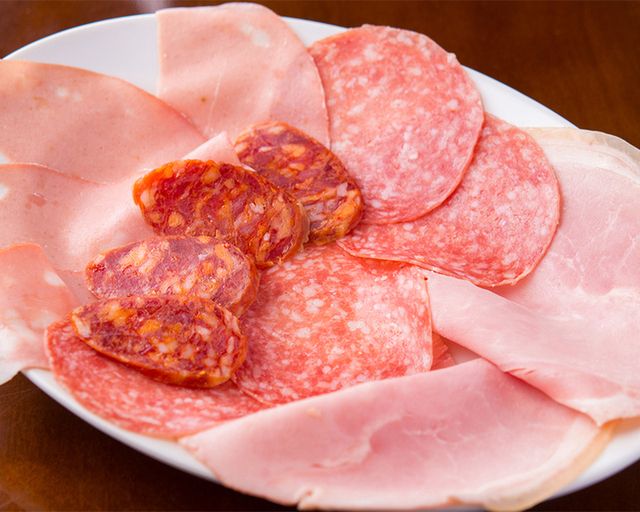 生ハムとサラミの盛り合わせ