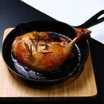 コンフィした骨付き鶏もも肉のスキレット焼き