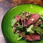 蝦夷鹿のローストビーフとドライイチジクのサラダ