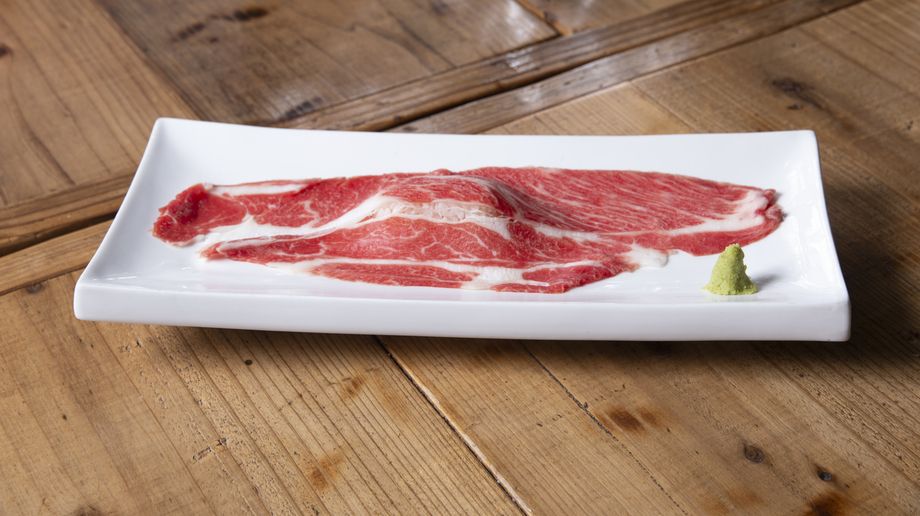 十勝彩美牛肩ロース肉の炙り寿司（１貫）