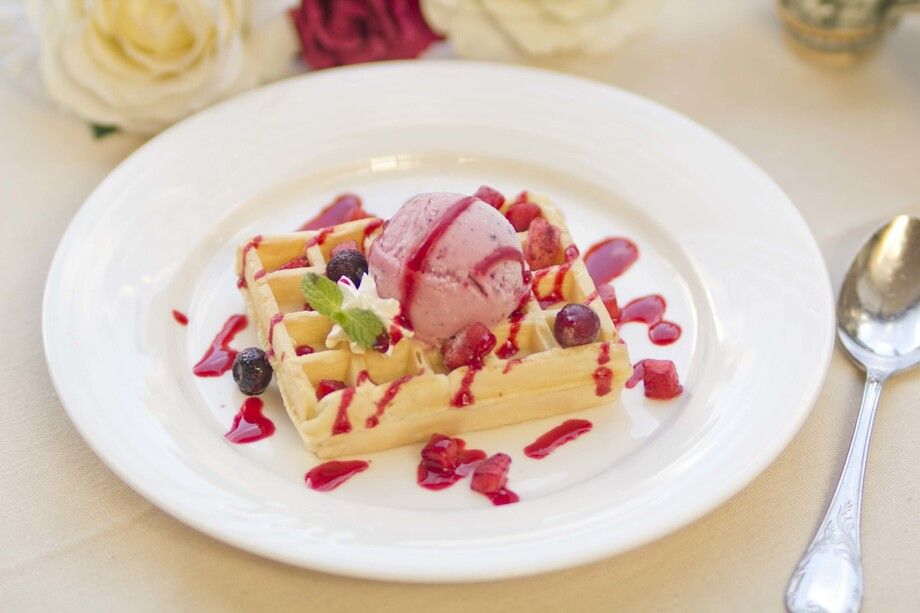 ワッフルパフェ～ミックスベリー風味～（￥６５０（税込））