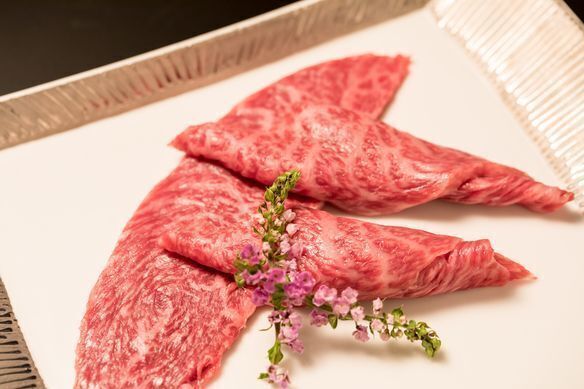 【12,000円コース／全13品の黒毛和牛メス牛のタンの食べ比べやヒレ、厳選部位の盛合せなど】