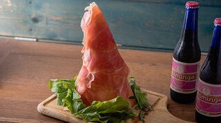 【冷菜】パルマ産生ハムとイタリア産モッツァレラチーズ　ジェンナルジェントゥ風