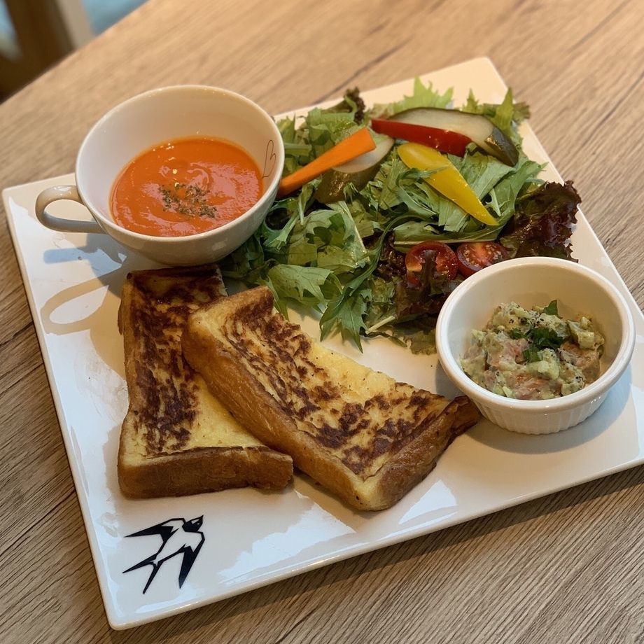 自家製ポテトサラダとたっぷりサラダのフレンチトースト（750円）