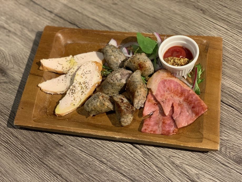 肉盛り合わせ（1280円）