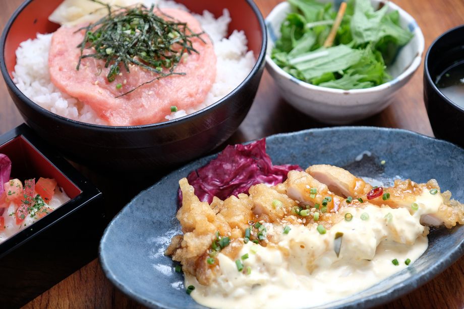ネギトロ丼とチキン南蛮