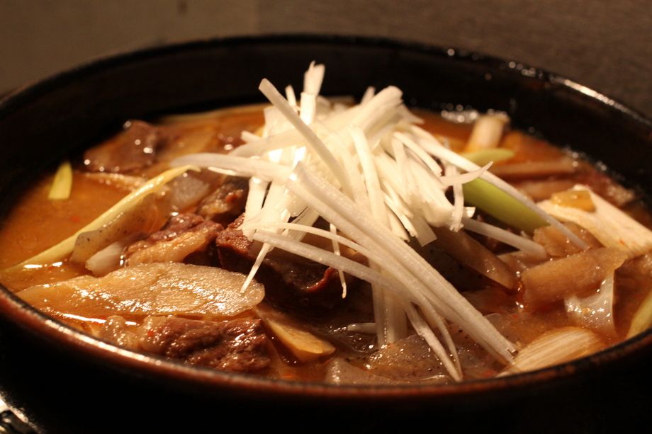 [牛すじ肉スープかけご飯 ]言わずと知れたとんじゅ名物です。