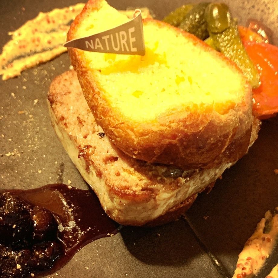 ★岩手県産岩中豚とフォアグラの“焼パテ・バーガー”マスタードの風味　ベリーのソース