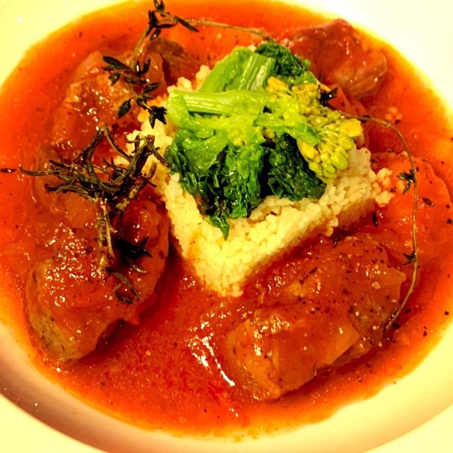 ★仔羊ランプとサルスィッチャのナヴァラン風トマト煮込み　香草の香り　クスクス添え