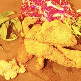 ★牧草を食べて育った仔牛シンタマのカツレツ　アンチョビバターと梅肉を混ぜた紫のシュークルート