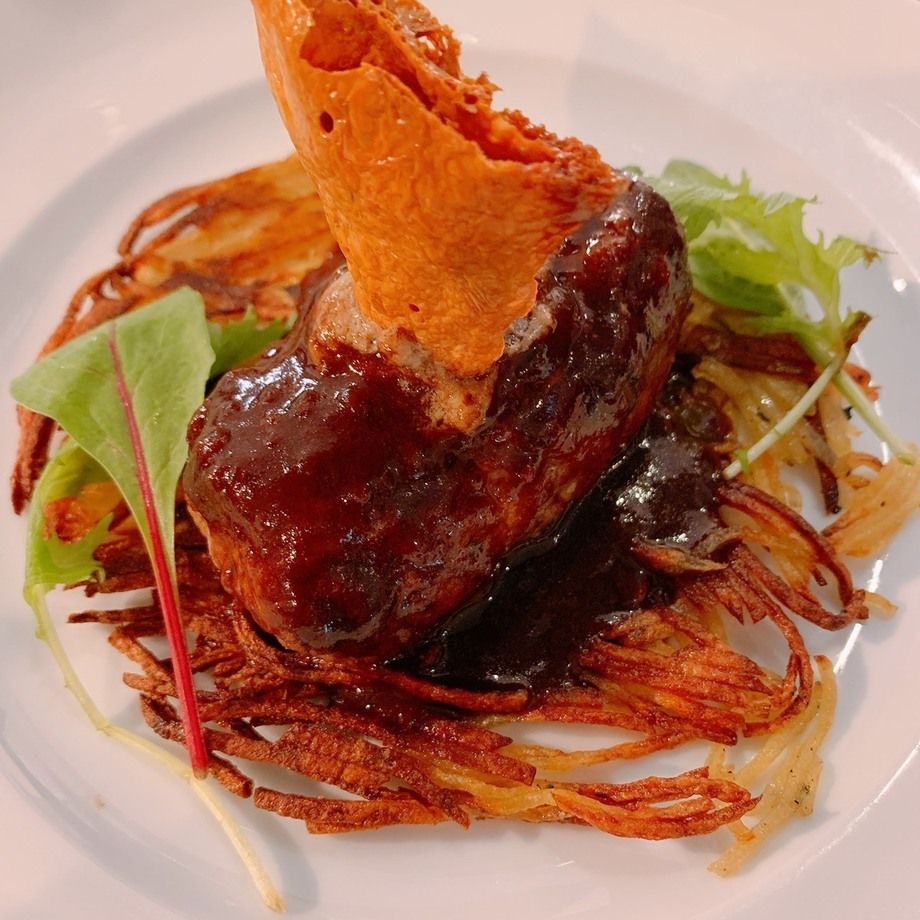 ★白レバーを隠した短角牛100％のビーフハンバーグ　赤ワインソース