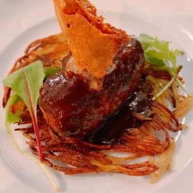 ★白レバーを隠した短角牛100％のビーフハンバーグ　赤ワインソース