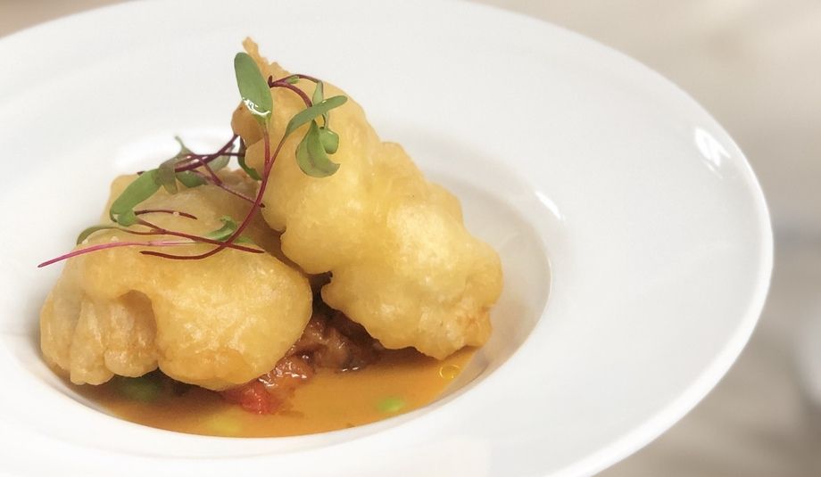 ハモのベニエ　ガスパチョソースに浮かべて