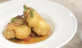 ハモのベニエ　ガスパチョソースに浮かべて