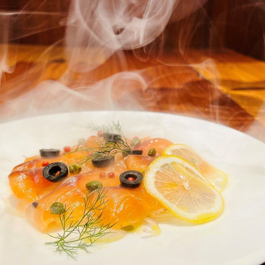 サーモンのマリネ　〜さくらチップの瞬間燻製〜