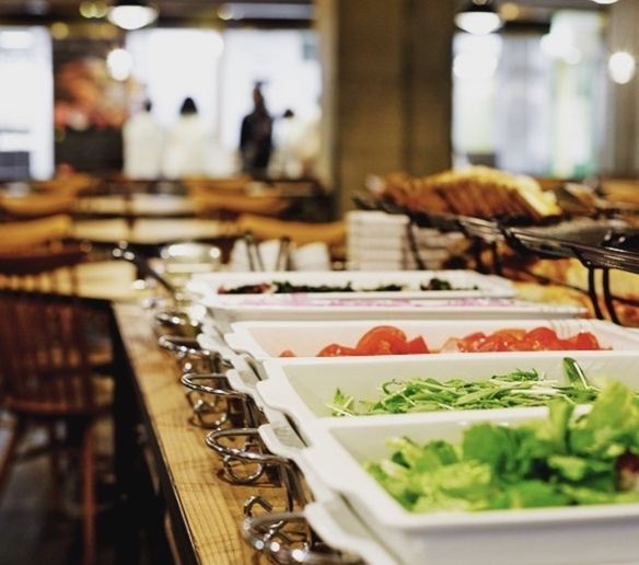 パン、サラダビュッフェが付いたランチ