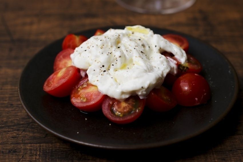 モッツァレラ”ストラッチャテッラ”のカプレーゼ