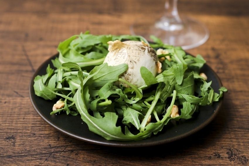 燻製モッツァレラ ＆ ルッコラ、胡桃