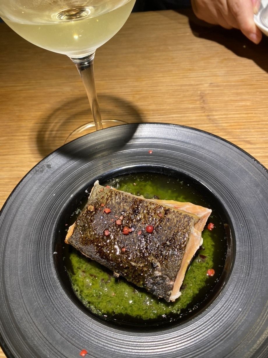 『秋鮭の燻製グリル〜巨峰ジェノベーゼソース』（900）