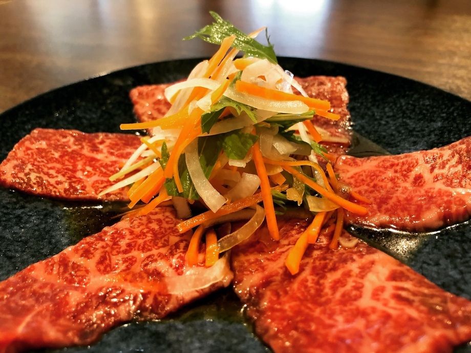 黒毛和牛イチボを香味野菜で