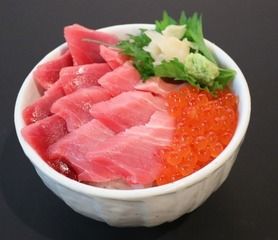 いくらマグロ丼・お味噌汁付き