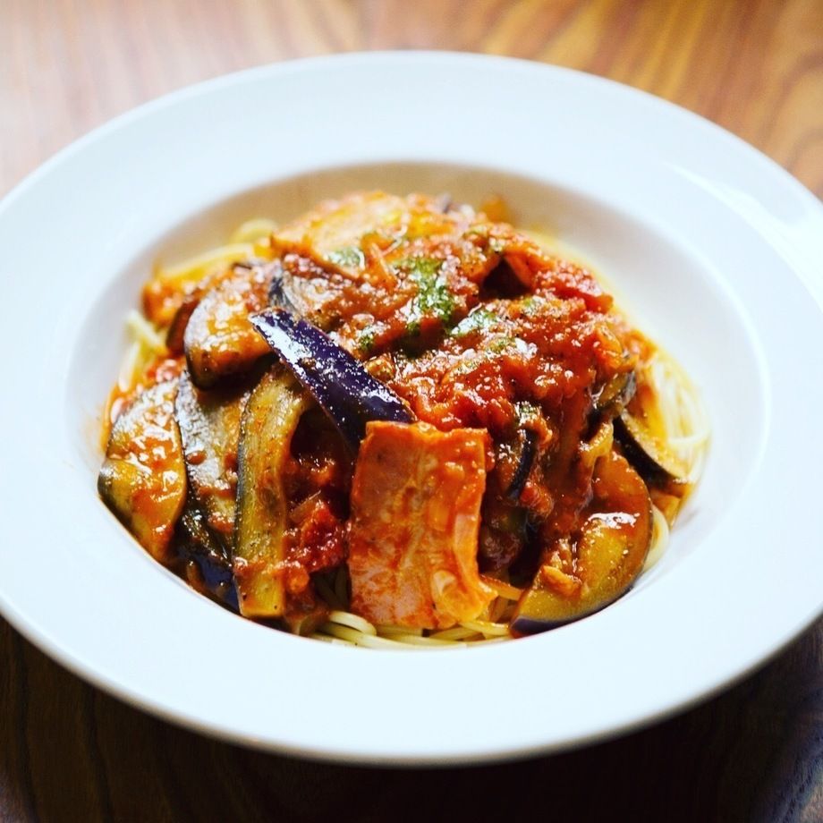 ナスと薫製ベーコンのトマトソース