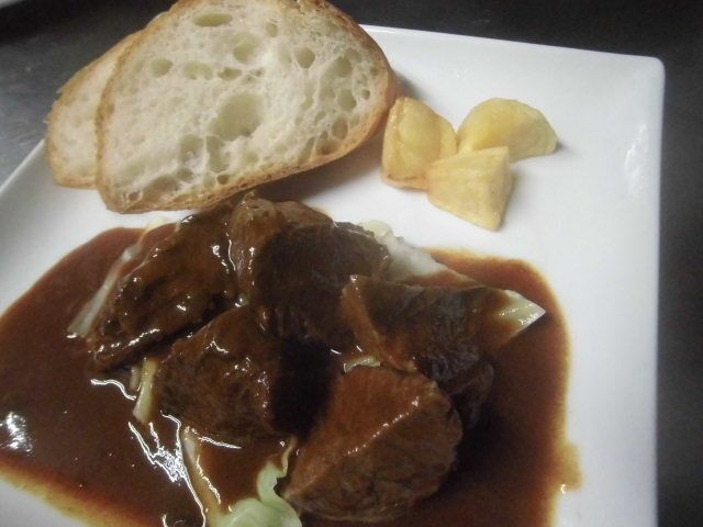 牛ホホ肉の赤ワイン煮　（シチュー）