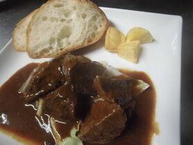 牛ホホ肉の赤ワイン煮　（シチュー）