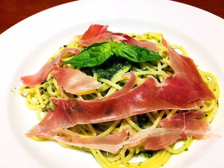 生ハムとバジルソースのペペロンチーノパスタ