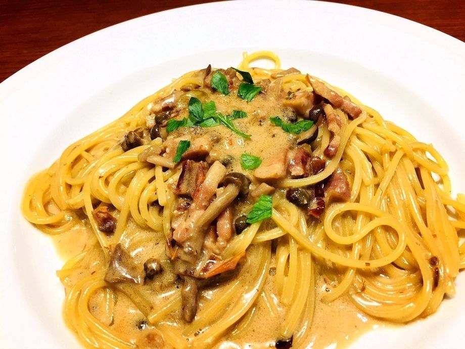 あぶりベーコンとポルチーニ茸とドライトマトの生クリームパスタ