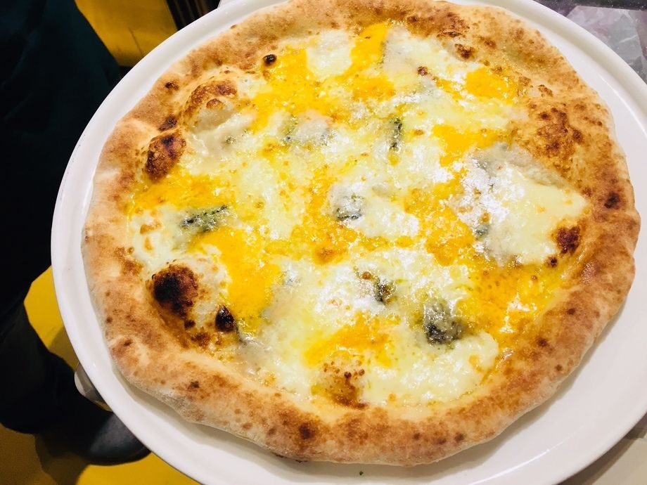 4種のチーズ石窯ピザ