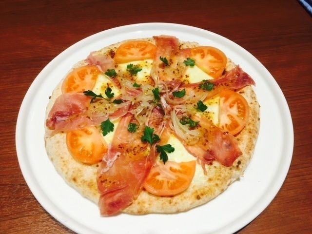 生ハムと厚切りトマトの石窯ピザ