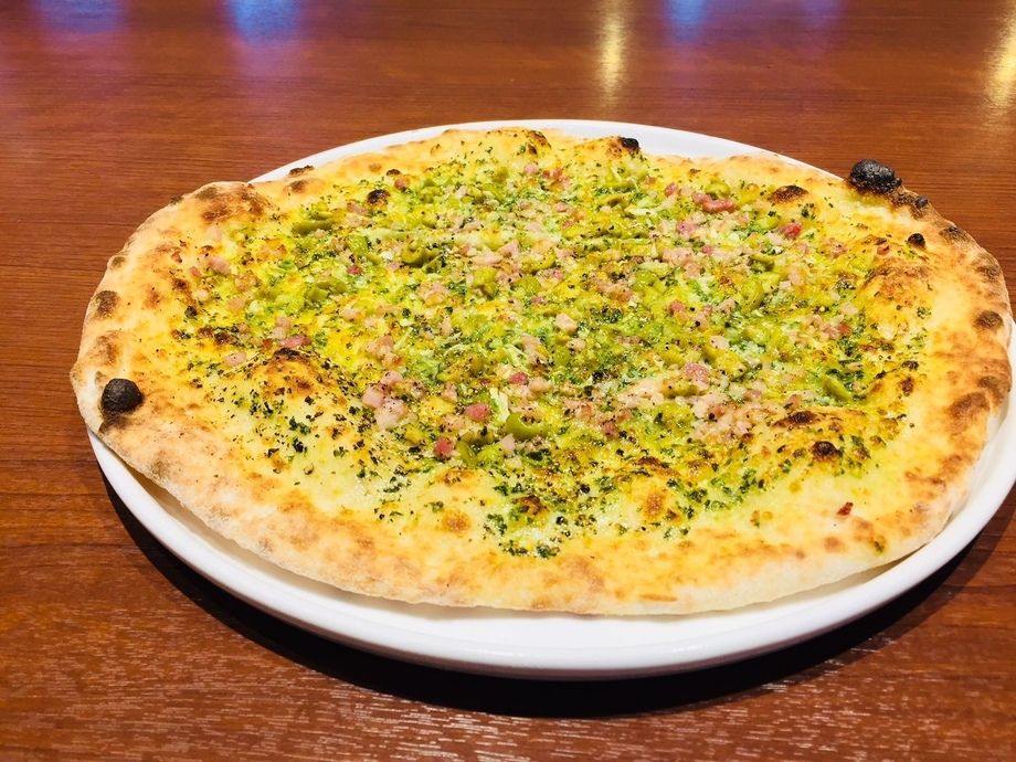 バジルとニンニクペーストにベーコンとオリーブの石窯ピザ