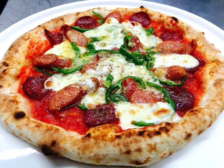 サラミとソーセージの石窯ピザ