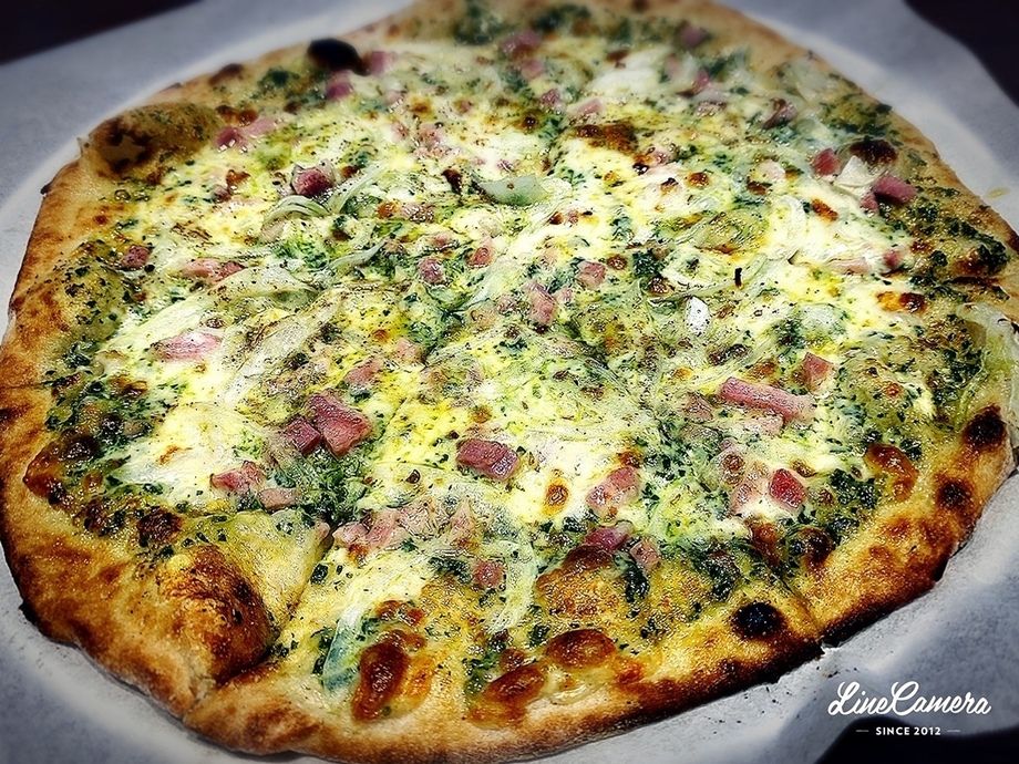 タルトフランベ風ジェノベーゼ石窯ピザ