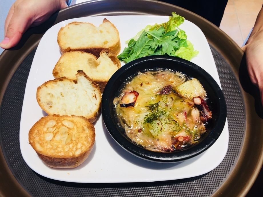 石窯で焼くタコとジャガイモのアヒージョ