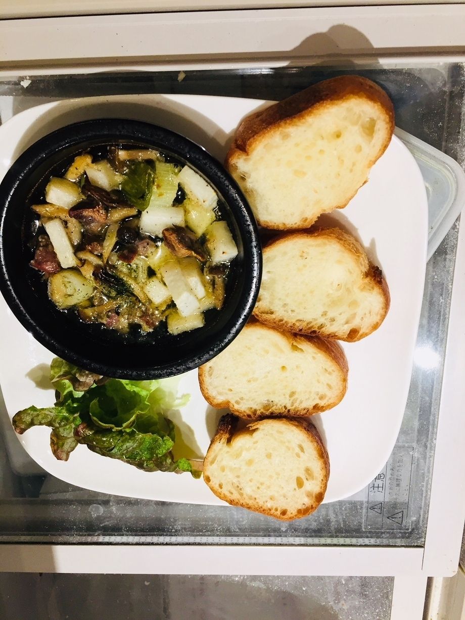 石窯で焼く砂肝と白ネギのアヒージョ