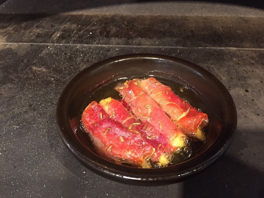 石窯で焼くヤングコーンと生ハム巻きのアヒージョ