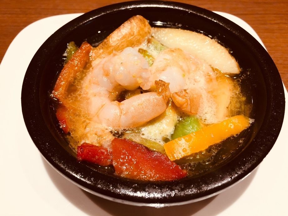 石窯で焼く大むきエビポテトのアヒージョ