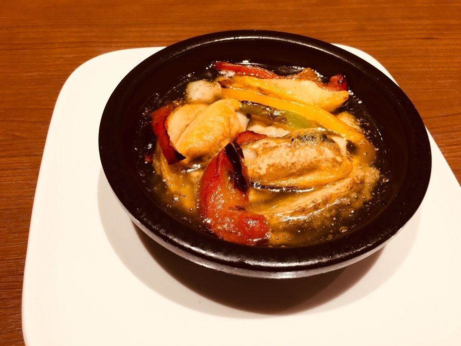 石窯で焼くムール貝と貝柱のアヒージョ