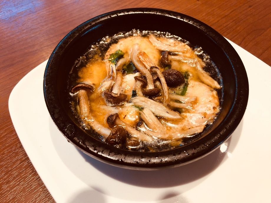 石窯で焼くソフトエビとしめじのアヒージョ