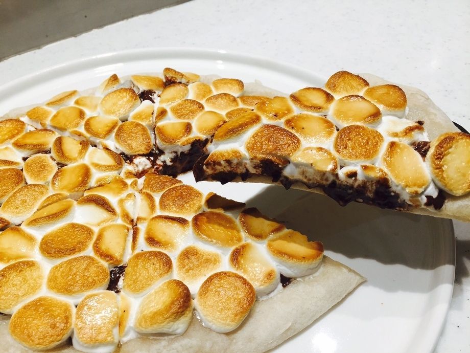 マシュマロチョコレートピザ（ブラウンチョコ＆ホワイトチョコ）