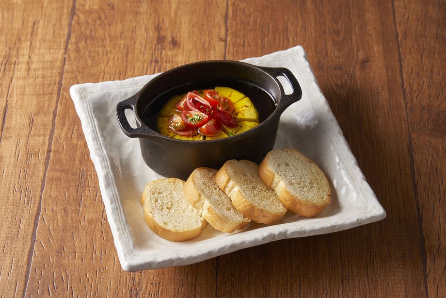 カマンベールチーズとトマトのアヒージョ（980円）