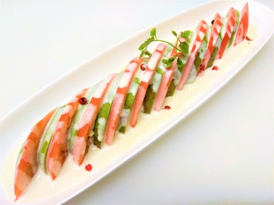 アボカドとトマトのサラダ　スクバーニャソース